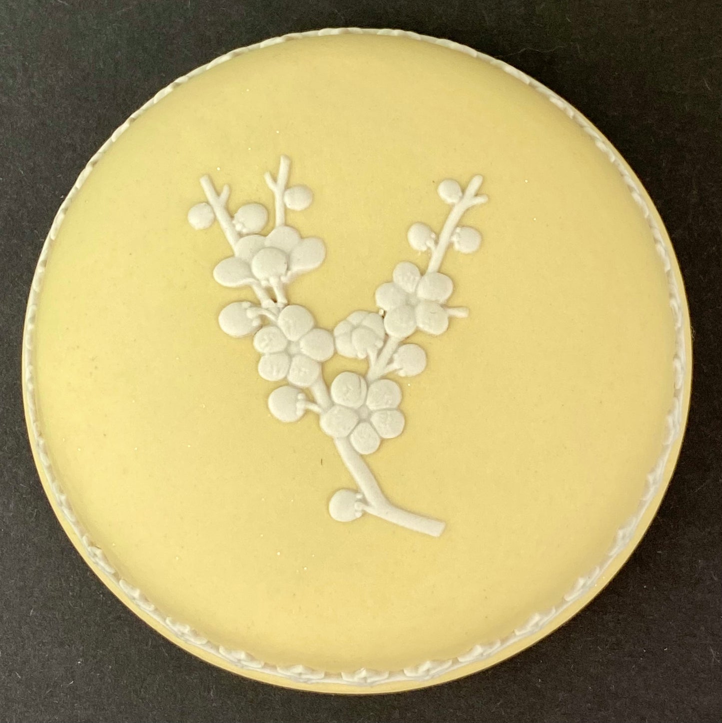 Wedgwood Primrose Yellow Prunus c1976 Vintage Jasperware Pot with Lid